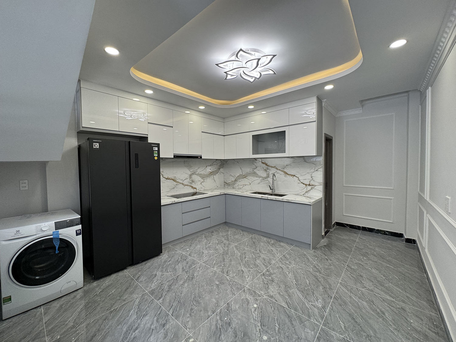 Nhà phố mới 100%, DTKV: 4mx12,5m, vuông, 4 tầng, full nội thất, hẻm xe hơi khu Vip NGUYỄN VĂN TRỖI